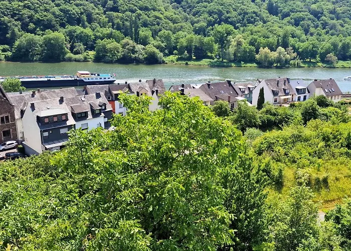 Apartment Riesling For 2 - 4 People - Billiards - Balcony With Mosel View - Parking - Wine Barrel Bar - Fully Equipped Kitchen - Netflix - Waiputv - 3 Km From Cochem Klotten